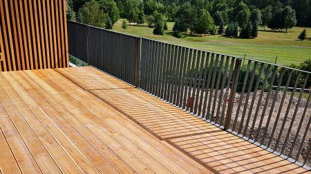 Dřevěné terasy poskytují veškeré potřebné pohodlí