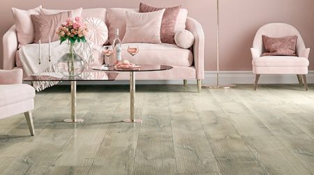 Rozhodujete se mezi vinylovou a dřevěnou podlahou? Máme jejich porovnání